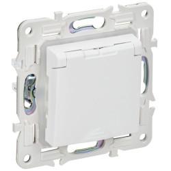 Розетка 1-м SKANDY 16А IP44 с заземл. защ. шторки с крышкой SK-R11W арктич. бел. IEK SK-R16-16-44-K01